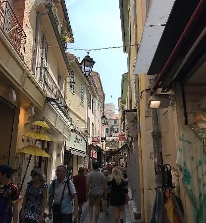 Cozy On The Lägenhet Antibes