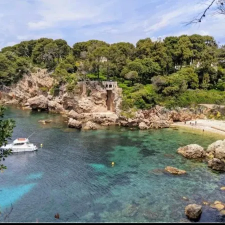 Cozy On The Antibes